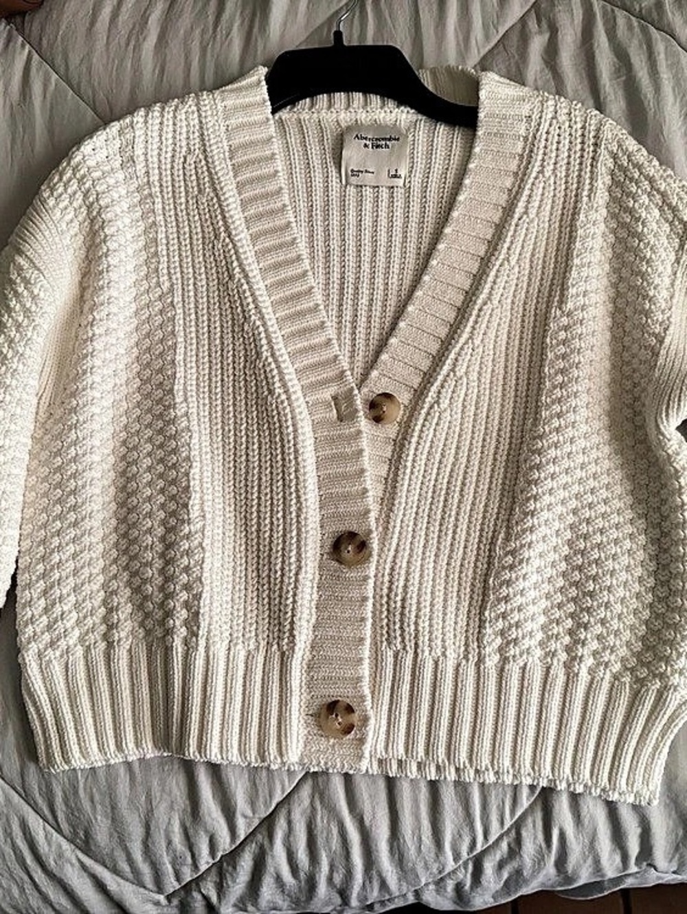 Abercrombie & Fitch Cropped Cardigan in Cream Size Small Like New